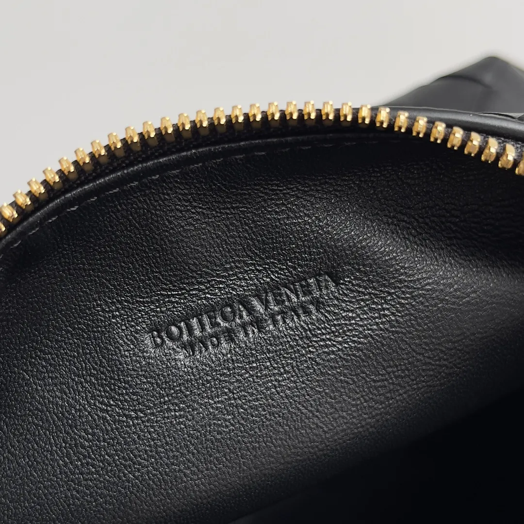 Batch 1360 It is predicted that BV Bottega’s lunch bag will be popular again this year. The entire bag is made of top nappa lambskin, which is very soft and lightweight. It also uses the intrecciato weaving process that the two founders spent several months developing from the beginning of the brand. It is completely hand-woven by Italian craftsmen. It perfectly reflects the craftsmanship of Bottega. The entire bag shape is also a very practical and popular lunch box bag type. The slightly curved arc of the bag mouth can also better fit our wrists. Style number: 754443 Size: 22*13*9